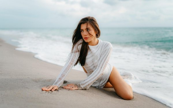 Девушка на берегу