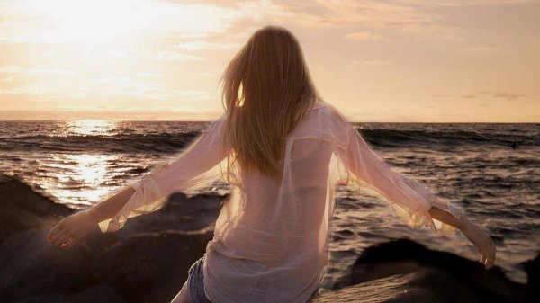 Девушка на берегу