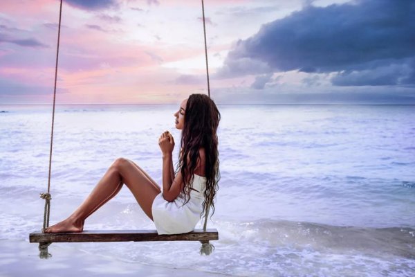 Девушка на берегу