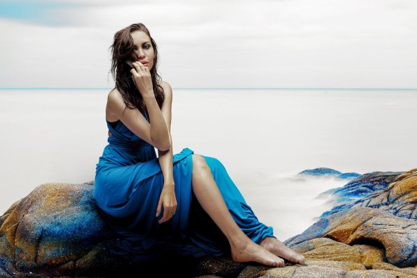 Девушка на берегу