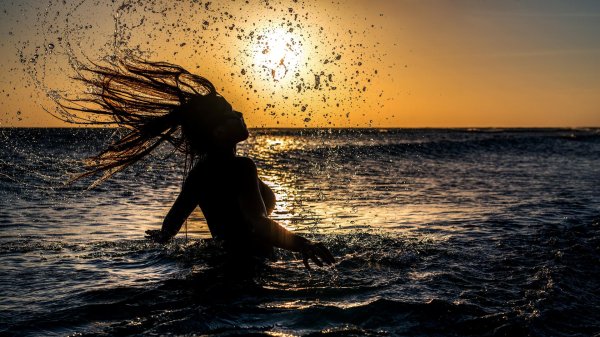 Девушка на берегу