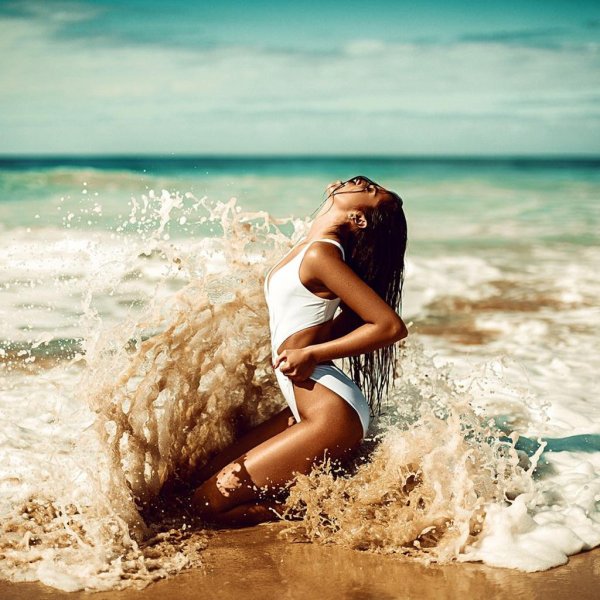 Девушка на берегу