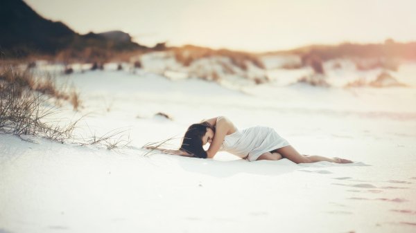 Девушка на берегу