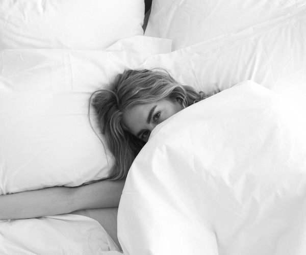 Девушка на кровати