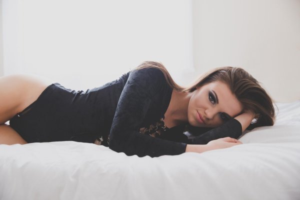 Девушка на кровати