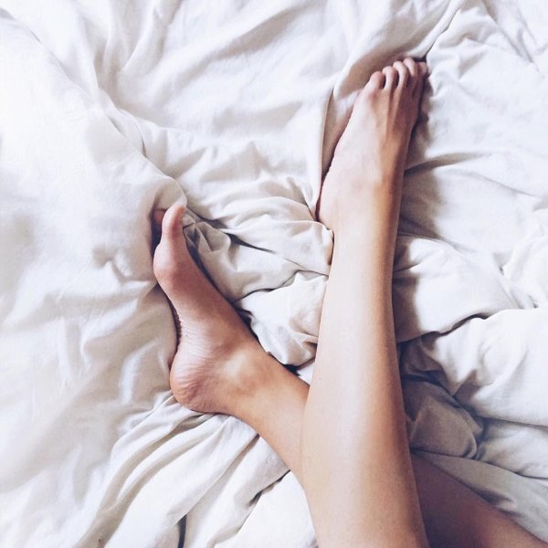 Девушка на кровати