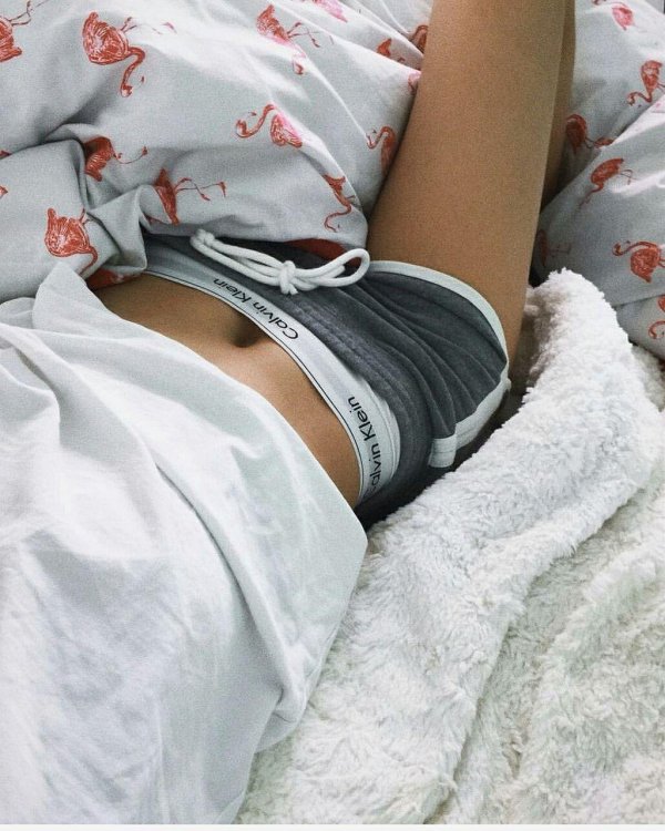 Девушка на кровати