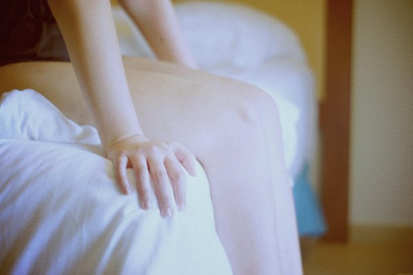 Девушка на кровати