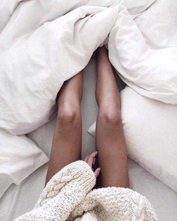 Девушка на кровати