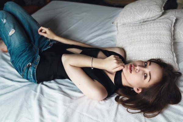 Девушка на кровати