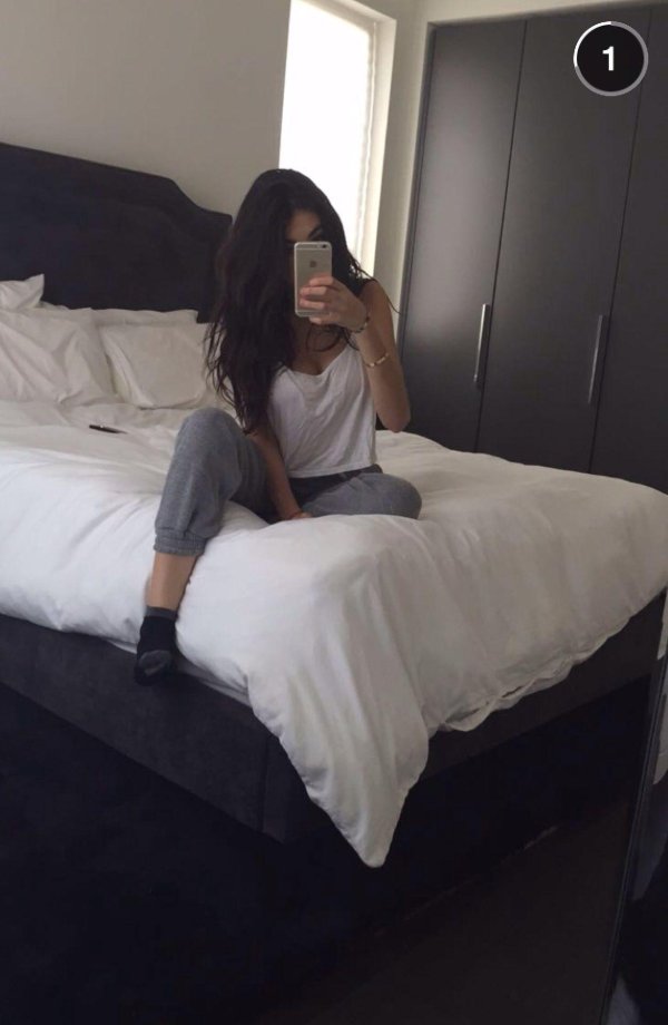 Девушка на кровати