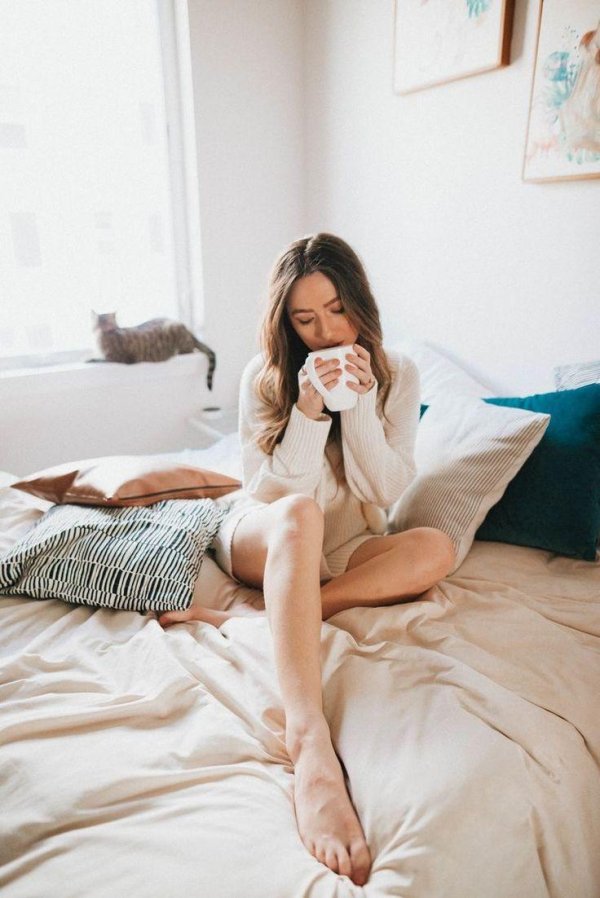 Девушка на кровати