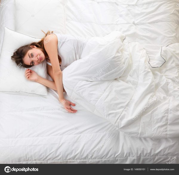 Девушка на кровати