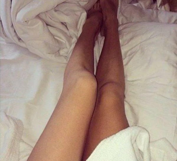 Девушка на кровати