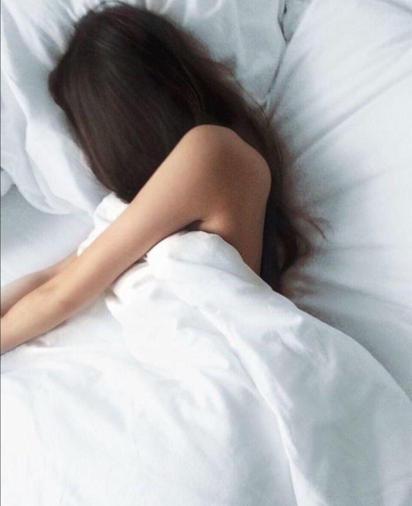 Девушка на кровати