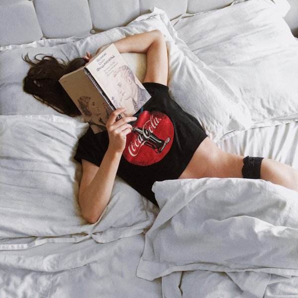 Девушка на кровати