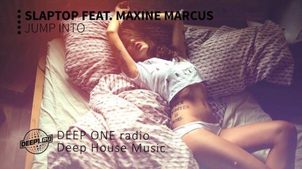 Девушка на кровати