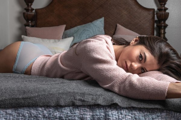 Девушка на кровати