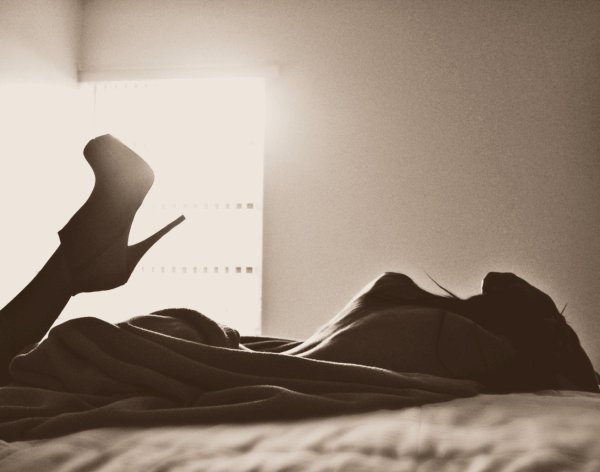 Девушка на кровати