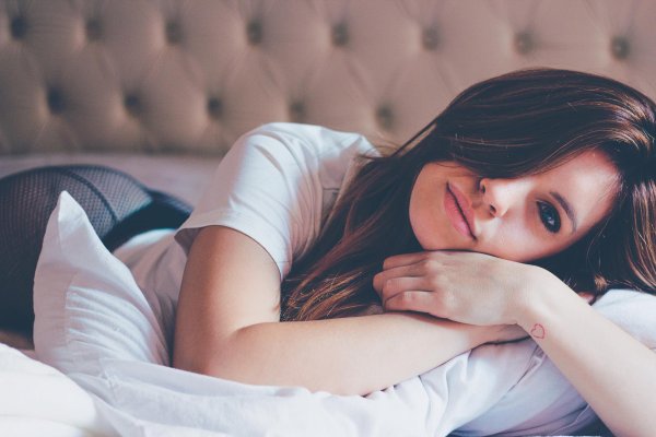 Девушка на кровати