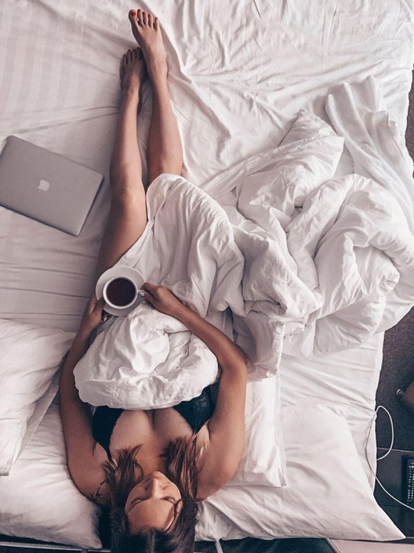 Девушка на кровати