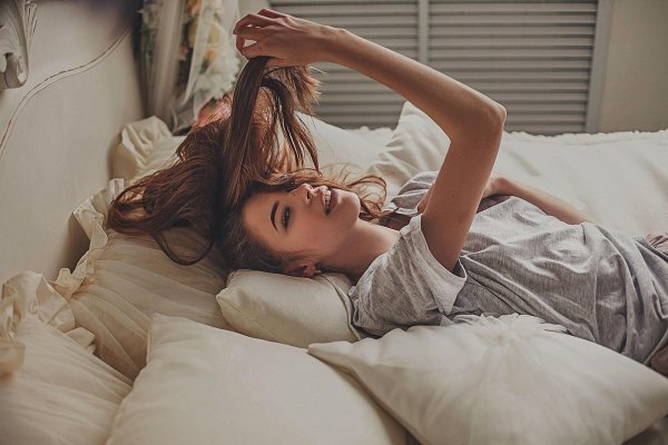 Девушка на кровати