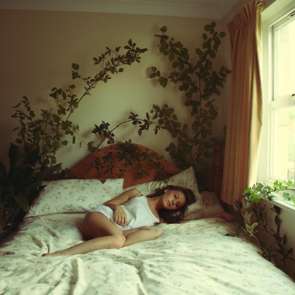 Девушка на кровати