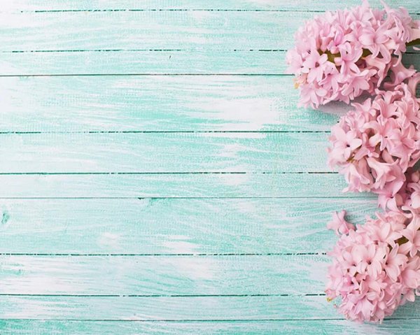 цветы на деревянном фоне