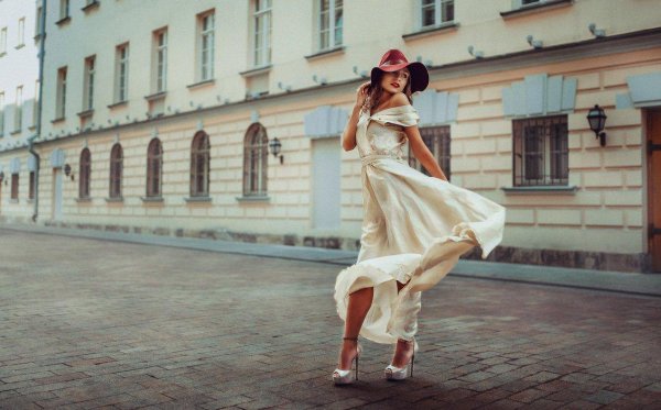 Девушка и город