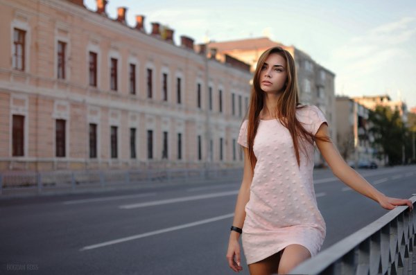 Девушка и город