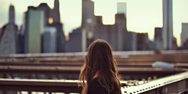 Девушка и город