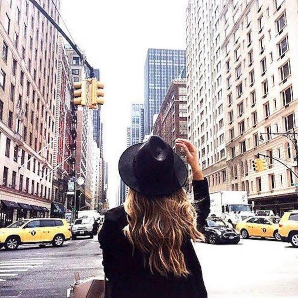 Девушка и город