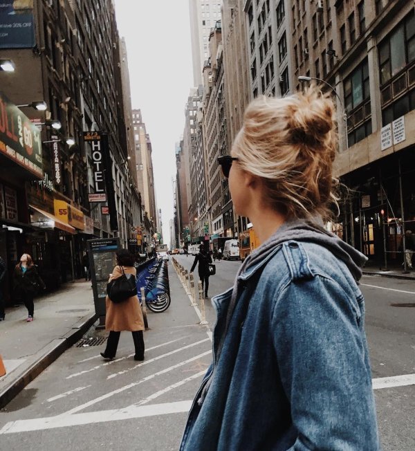 Девушка и город