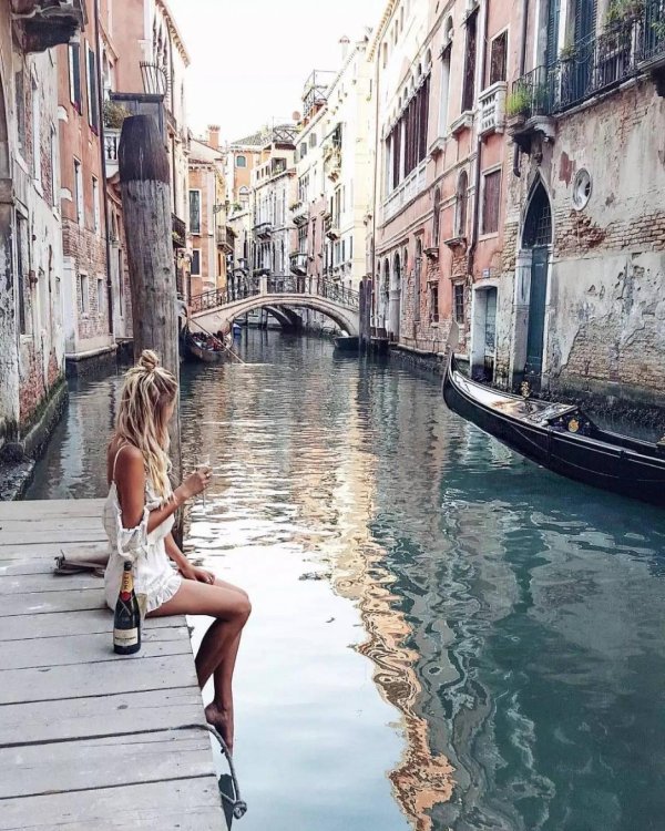 Девушка и город