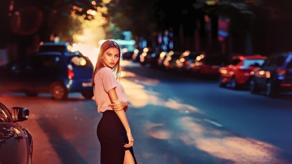 Девушка и город