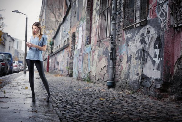 Девушка и город