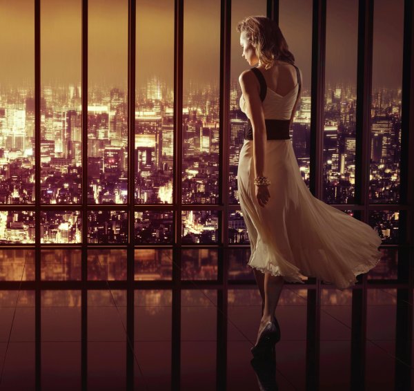 Девушка и город