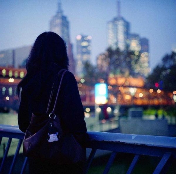 Девушка и город