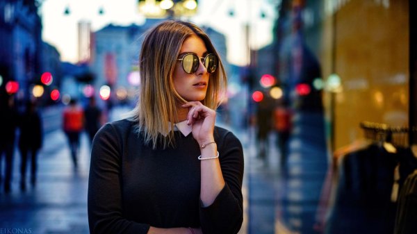 Девушка и город