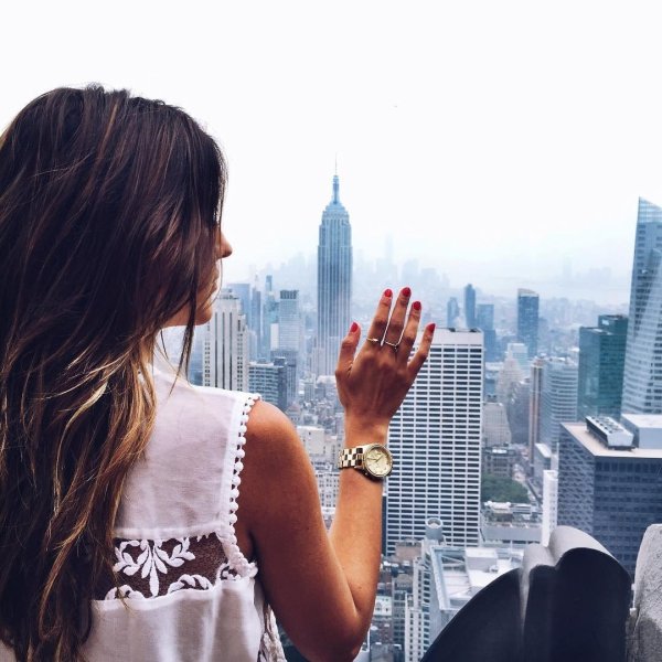 Девушка и город