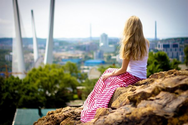 Девушка и город