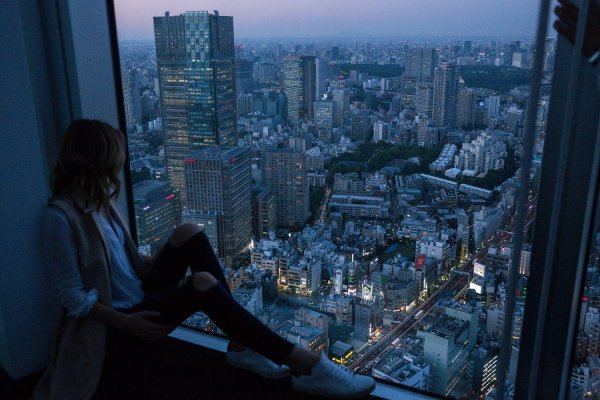 Девушка и город