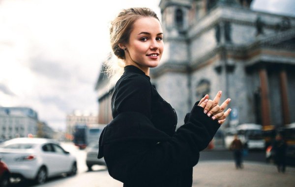 Девушка и город