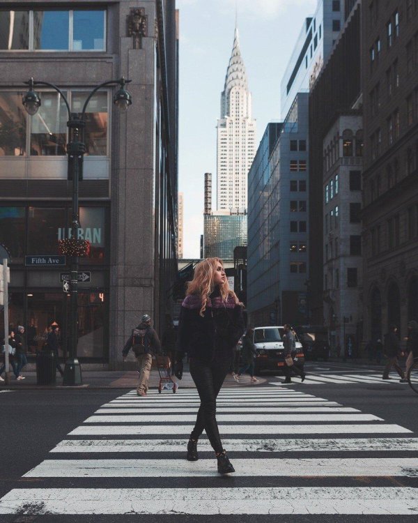 Девушка и город