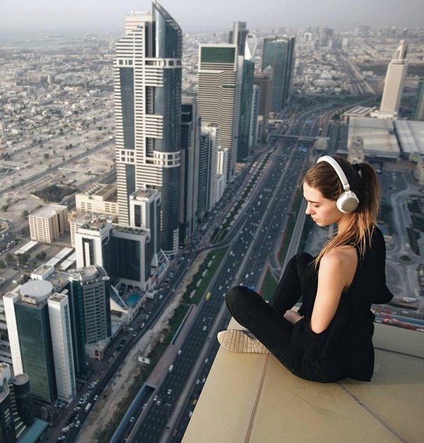 Девушка и город