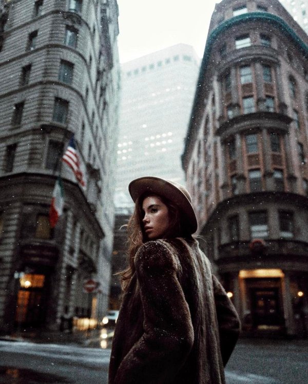 Девушка и город