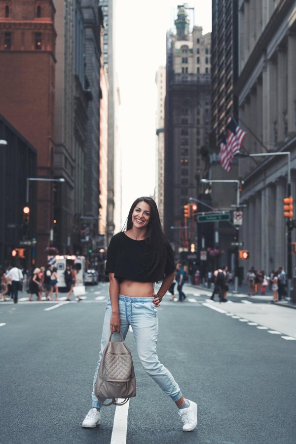 Девушка и город