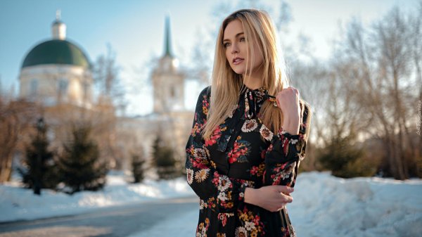 Девушка и город