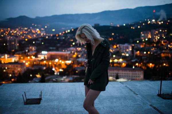 Девушка и город