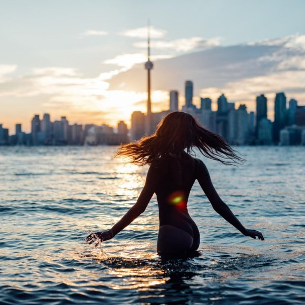 Девушка и город